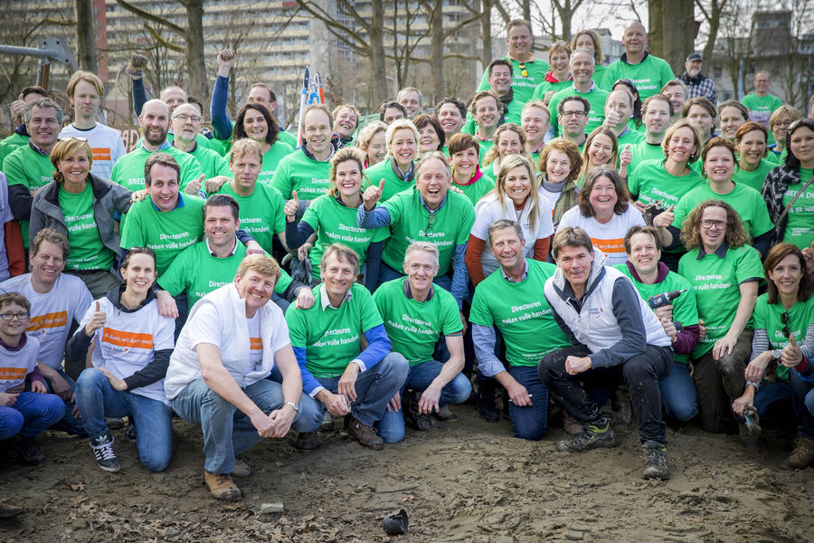 Helmondse ondernemers, samen met Koning Willem-Alexander en Koningin Máxima, tijdens NLdoet in Helmond