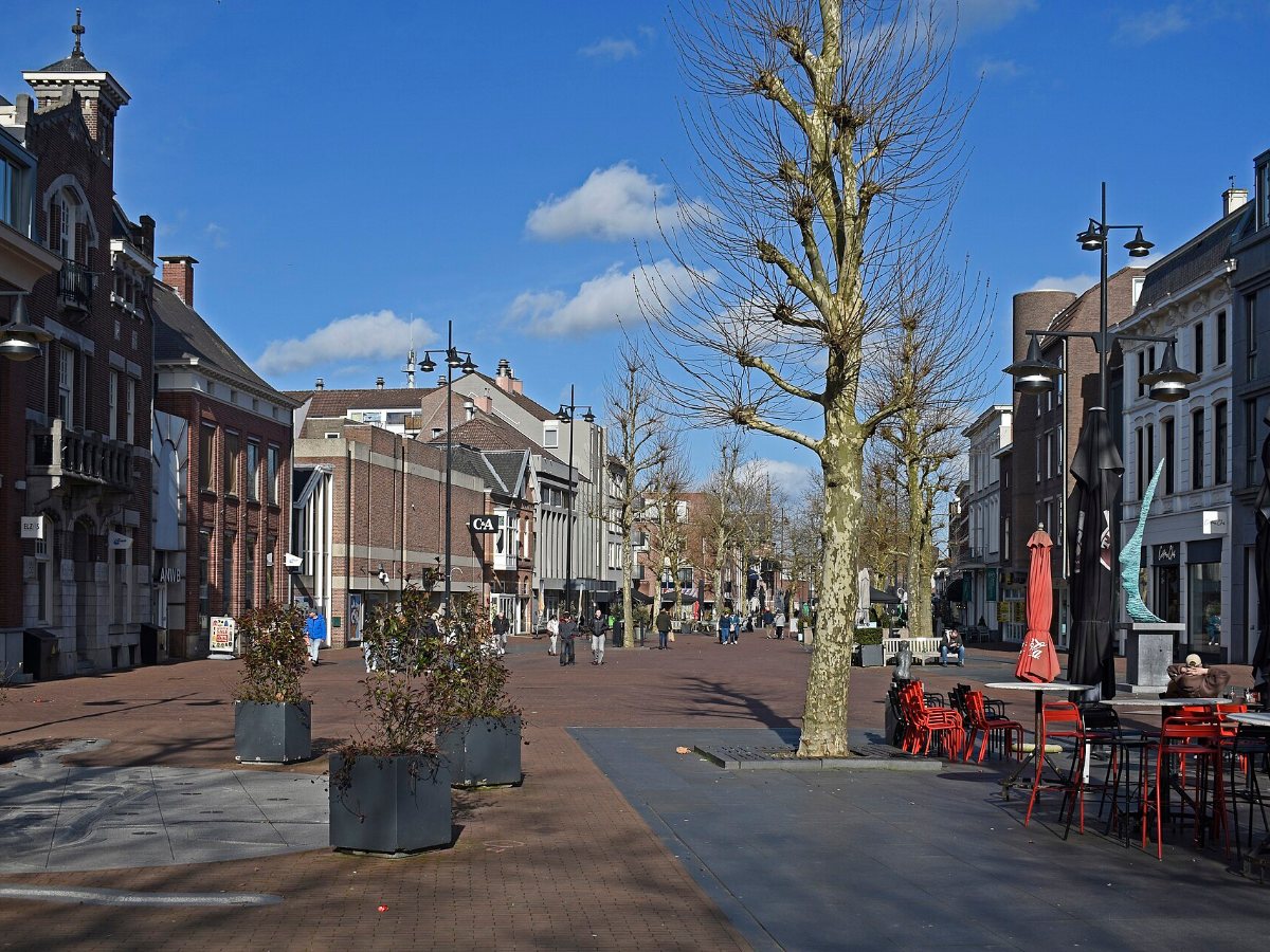 De Grote Kerk en het kasteel van Helmond weerspiegeld in het water